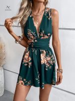 Vêtement féminin : combinaison short avec imprimé floral