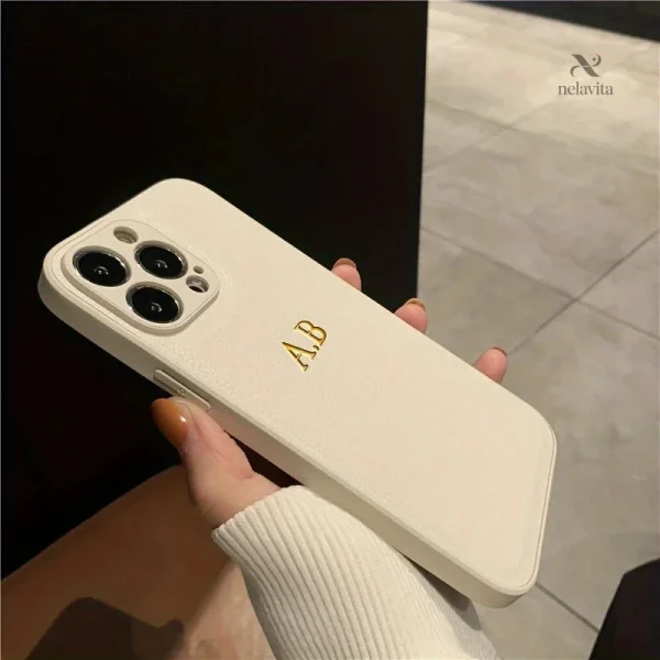 coque-iphone-personnalisee-en-cuir-avec-initiales-design-3rv0dd-1