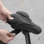 Protection de selle pour réduire les douleurs pendant le trajet