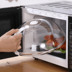 Protection anti-projections pour plats au micro-ondes