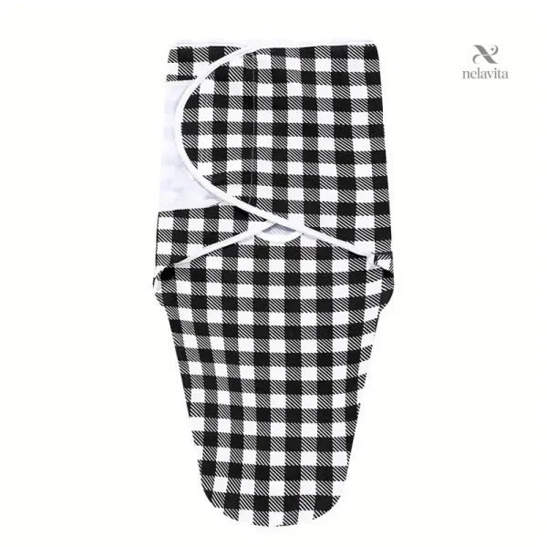 couverture-emmaillotage-bebe-a-carreaux-nid-d-ange-doux-e-fhy8fa-1