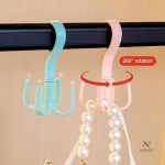 Ceintre pratique pour suspendre ceintures et accessoires