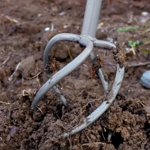 Cultivateur à main en acier, idéal pour les petits jardins