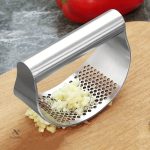 Écrase-ail en inox pour un usage pratique en cuisine
