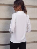 Blouse femme ajustée avec détails en perles