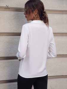 Blouse femme ajustée avec détails en perles