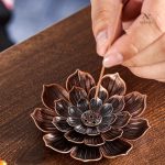 Encensoir Lotus Zen en métal cuivré, design élégant