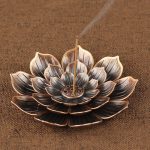Encensoir cuivré inspiré du lotus pour une ambiance zen