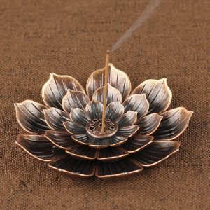 Encensoir cuivré inspiré du lotus pour une ambiance zen