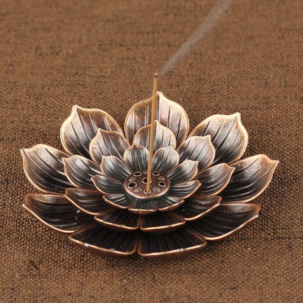 Encensoir cuivré inspiré du lotus pour une ambiance zen