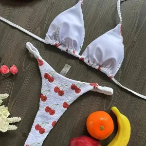 Ensemble Bikini Triangle Imprimé Cerises – Coupe Sexy & Tissu Nid d’Abeille