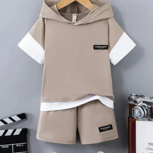 Ensemble chemise garçon à capuche beige – tenue décontractée avec short assorti pour l’été