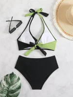Ensemble de plage femme avec maillot de bain noir et vert