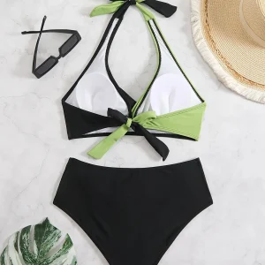 Ensemble de plage femme avec maillot de bain noir et vert