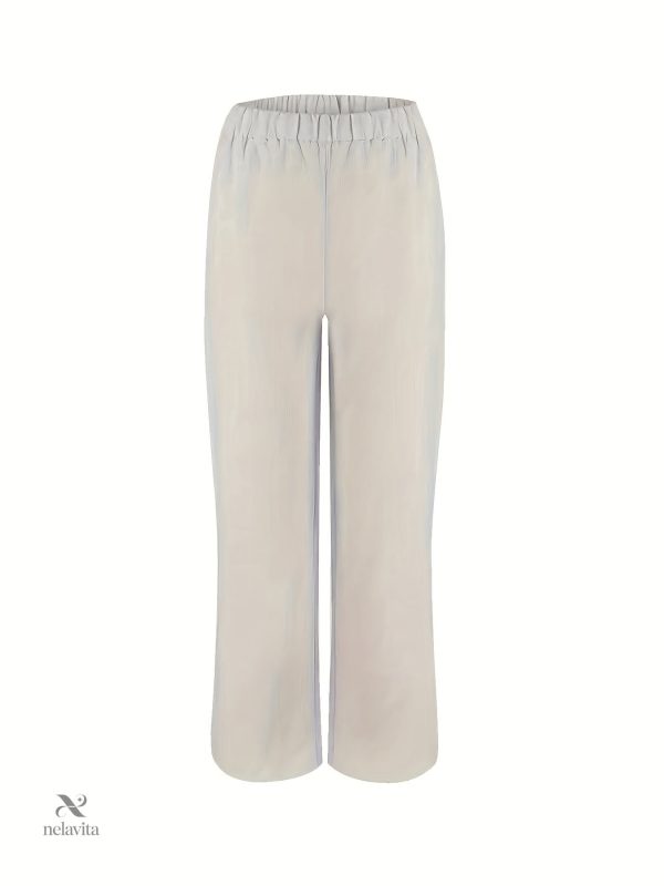 Tenue féminine : débardeur léger et pantalon ample