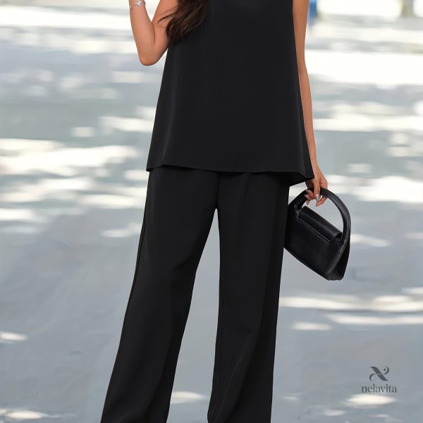 Ensemble féminin tendance : top sans manches et pantalon