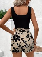 Débardeur fleuri et short ceinturé femme