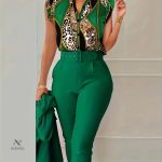 Ensemble féminin avec col en V et ceinture