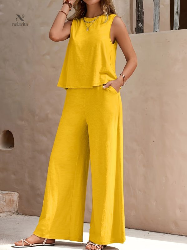 Débardeur et pantalon large pour un look chic féminin
