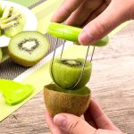 Ustensile de cuisine pour peler les kiwis facilement