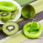 Outil ergonomique pour éplucher des kiwis sans effort
