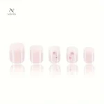 Manucure chic avec faux ongles en rose nude et décor floral