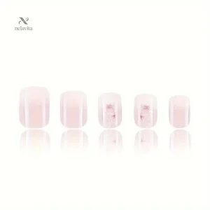 Manucure chic avec faux ongles en rose nude et décor floral