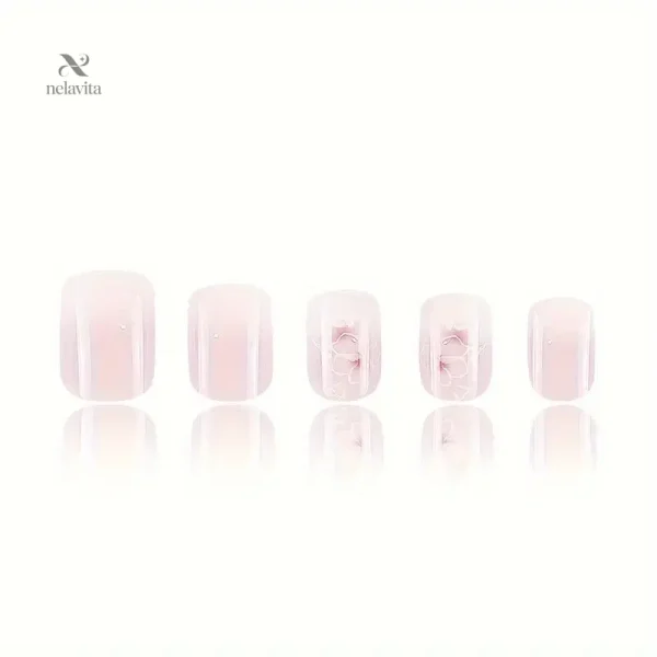 Manucure chic avec faux ongles en rose nude et décor floral