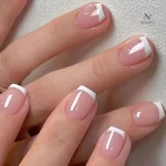Ongles pour mariage femme : kit french manucure sophistiqué