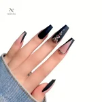 Faux ongles noirs et nude avec strass, idéal pour toutes occasions