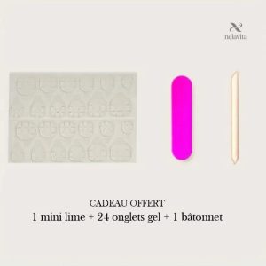 Faux ongles chic en rose nude, parfaits pour toutes occasions