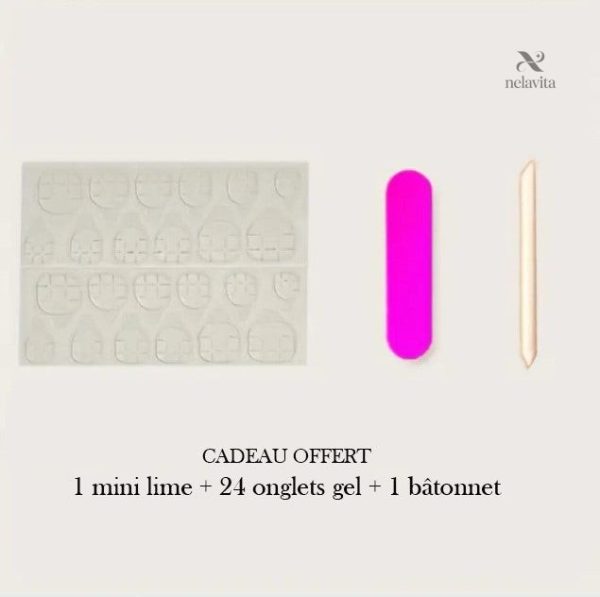 Faux ongles chic en rose nude, parfaits pour toutes occasions