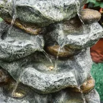 Fontaine extérieure solaire avec cascade apaisante