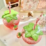 Gobelet Transparent Fraise avec couvercle et paille