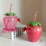 Gobelet transparent avec motif fraise et paille