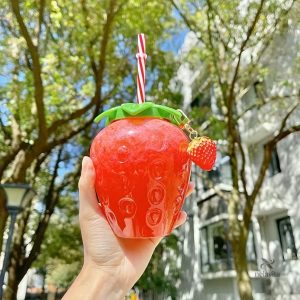 Accessoire de boisson : gobelet avec couvercle et paille