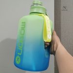 Accessoire de sport : gourde 2.2L avec paille