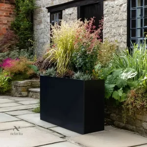 Pot de fleurs design pour terrasse et jardin