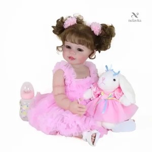 Poupée en robe rose avec accessoires de jeu