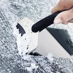 Outil de déneigement avec poignée confortable pour un usage facile
