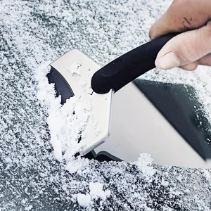 Outil de déneigement avec poignée confortable pour un usage facile