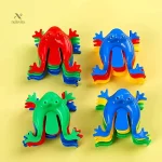 Animations ludiques avec des grenouilles colorées en plastique