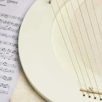 Lyre en forme de lune, élégance et mélodie réunies