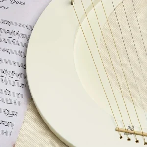 Lyre en forme de lune, élégance et mélodie réunies