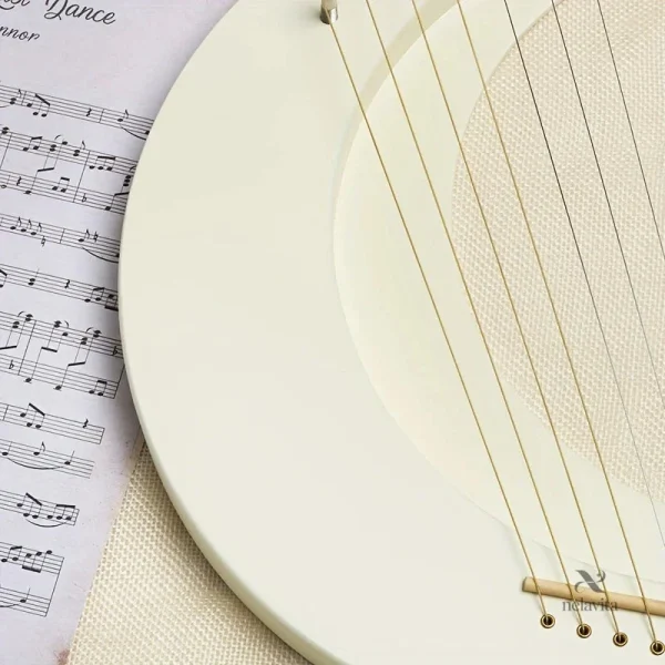 Lyre en forme de lune, élégance et mélodie réunies