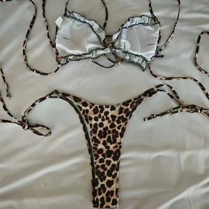 Haut de Bikini Femme Léopard – Coupe Triangle Froncée à Nouer, Tendance Sauvage & Sexy