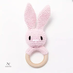 Hochet de dentition bébé en crochet lapin bleu avec anneau bois – Jouet d’éveil doux et naturel
