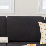 Coussin gris pour un intérieur contemporain