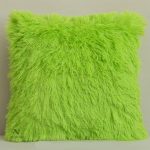 Coussin élégant en fausse fourrure pour salon
