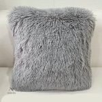 Coussin décoratif en fausse fourrure douce